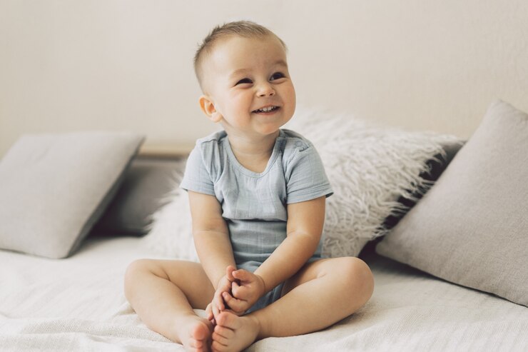 Photo portrait d'un mignon petit garçon dans une chambre