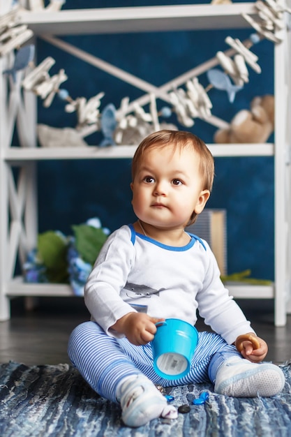 Photo portrait d'un mignon petit garçon à l'intérieur avec un style de mer