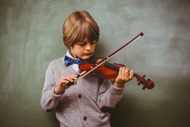 Portrait, de, mignon, petit garçon, jouer violon