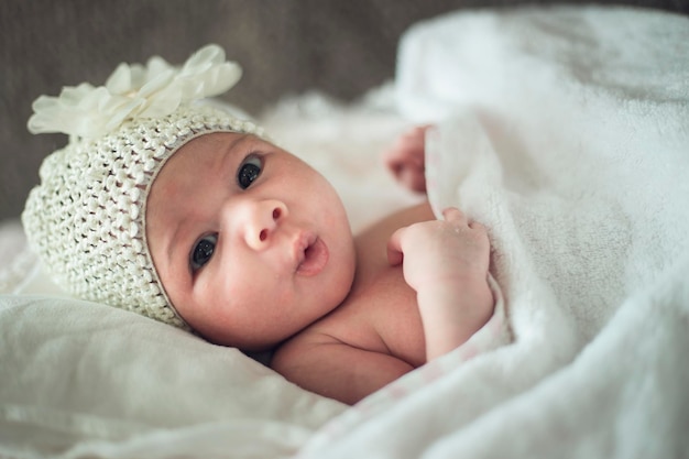 Portrait d'une mignonne petite fille allongée sur le lit