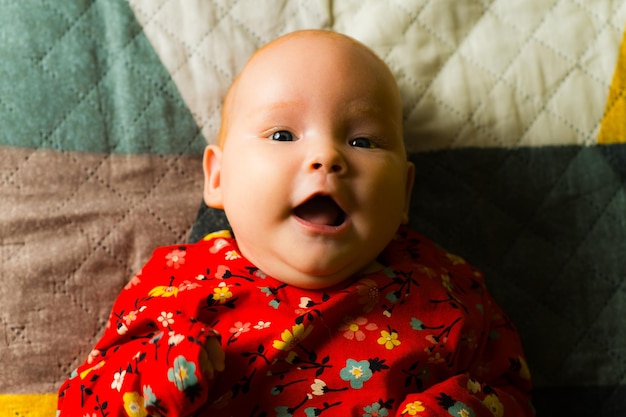 Portrait d'une mignonne petite fille allongée sur le lit