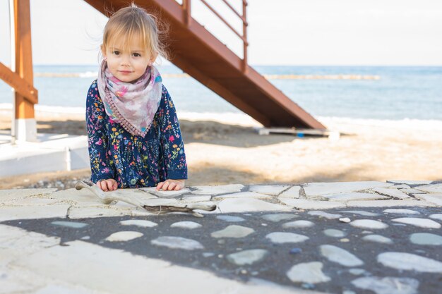 Portrait mignonne petite fille au printemps ou en été.