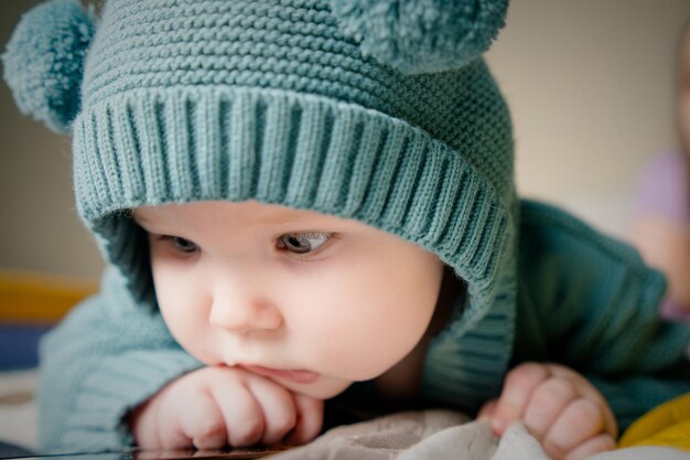 Portrait d'une mignonne petite fille dans un chapeau tricoté et des vêtements chauds