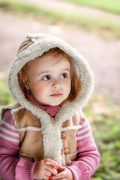 Portrait d'une mignonne petite fille dans la rue