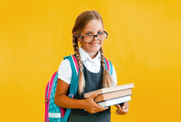 Portrait d'une mignonne petite fille sur fond jaune.