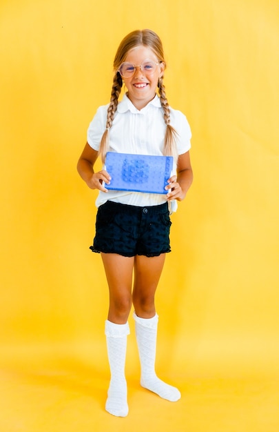 Portrait d'une mignonne petite fille sur fond jaune.