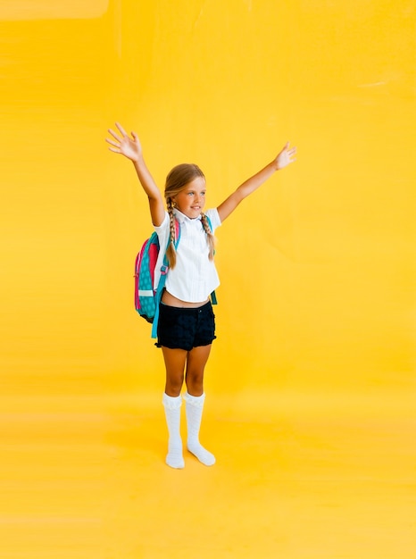 Portrait d'une mignonne petite fille sur fond jaune.