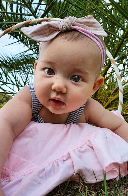 Photo portrait d'une mignonne petite fille sur l'herbe