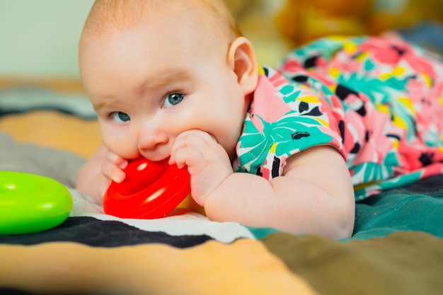 Portrait d'une mignonne petite fille jouant avec des jouets colorés à la maison