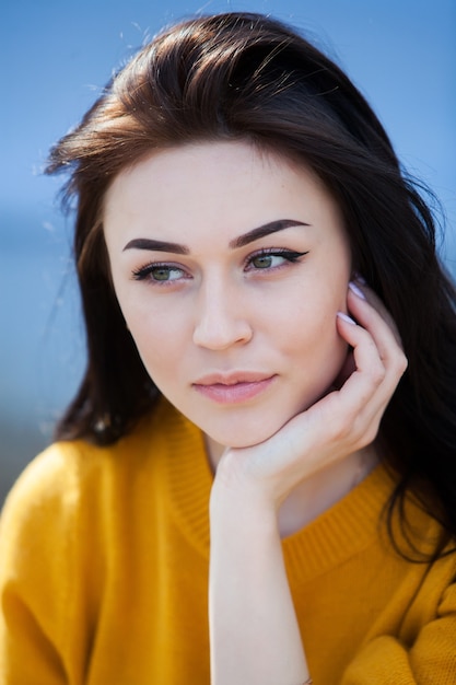 Portrait de mode beauté de la belle jeune femme brune aux longs cheveux noirs et aux yeux verts