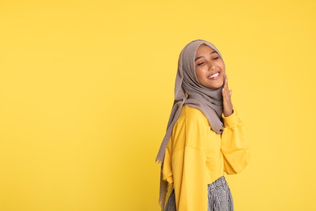 Portrait de mode d'une belle jeune femme musulmane asiatique portant le hijab