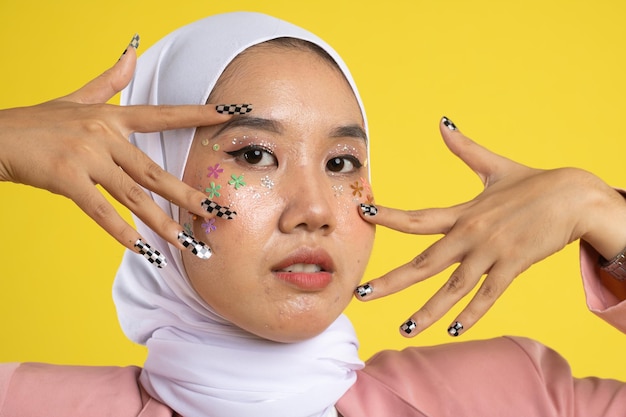 Portrait De Mode D'une Belle Jeune Femme Musulmane Asiatique Portant Le Hijab.