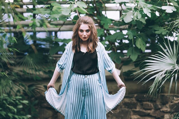 Portrait de mode dans le jardin botanique