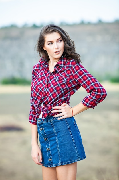 Portrait de mode d'élégante jolie jeune femme brune en plein air