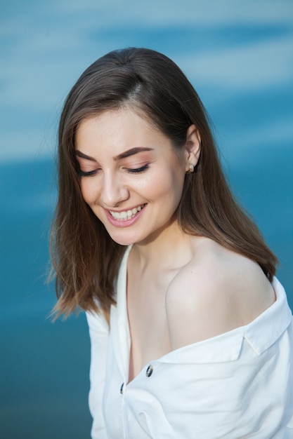 Portrait de mode d'élégante jolie jeune femme brune en plein air