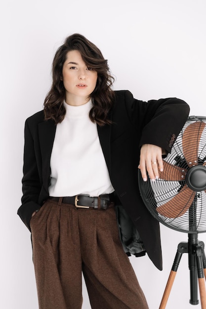 Portrait de mode d'une femme avec un look de modèle sans émotions Image élégante d'une jeune femme d'affaires réalisatrice ou gestionnaire femme créative vêtue d'un pantalon et d'une veste de vêtements de bureau élégants