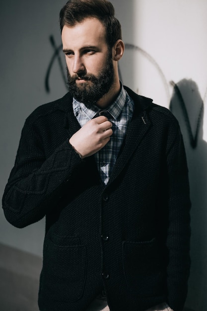 Portrait de mode d'un hipster barbu dans une rue de la villex9