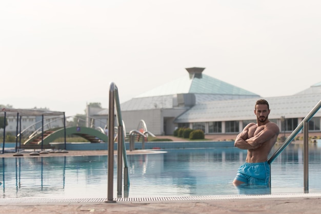 Portrait de mode d'un homme sexy très musclé en sous-vêtements à la piscine