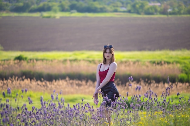 Portrait à la mode d'une jeune femme dans un champ de fleurs
