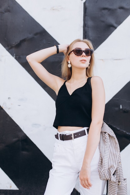 portrait, de, mode, jeune femme, poser, extérieur