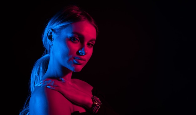 Portrait de mode jeune fille en néon rouge et bleu dans le studio.