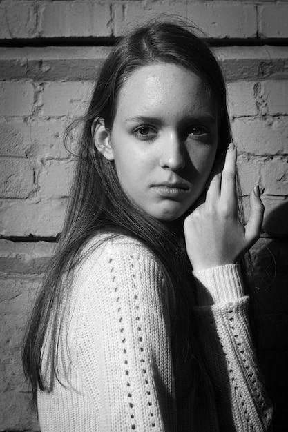 Portrait de mode noir et blanc d'une jeune fille.