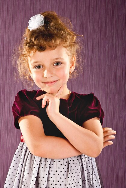 Portrait de mode petite fille en studio