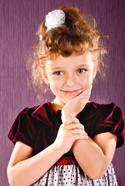 Portrait de mode petite fille en studio