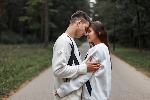 Portrait de mode en plein air de jeune couple sensuel dans le parc. aimer et baiser