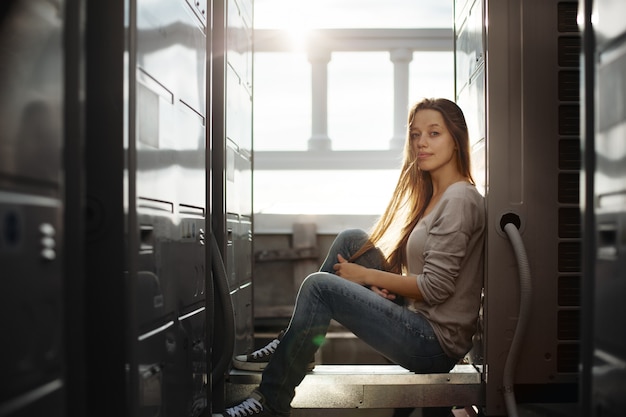 Portrait de mode en plein air de jeune femme