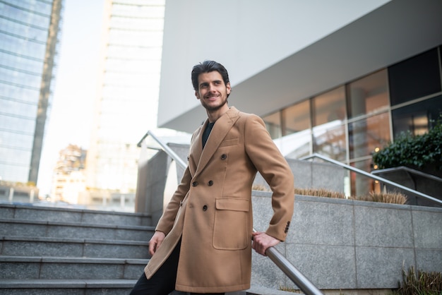 Portrait de mode en plein air d'un jeune homme