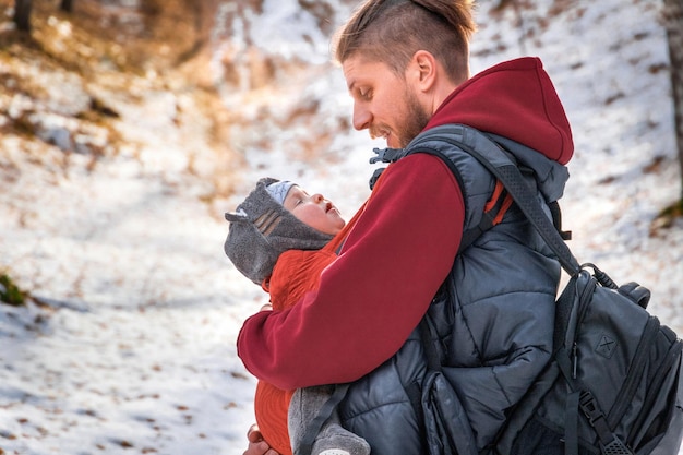 Portrait de mode de vie du père et de son bébé tout en marchant en plein air