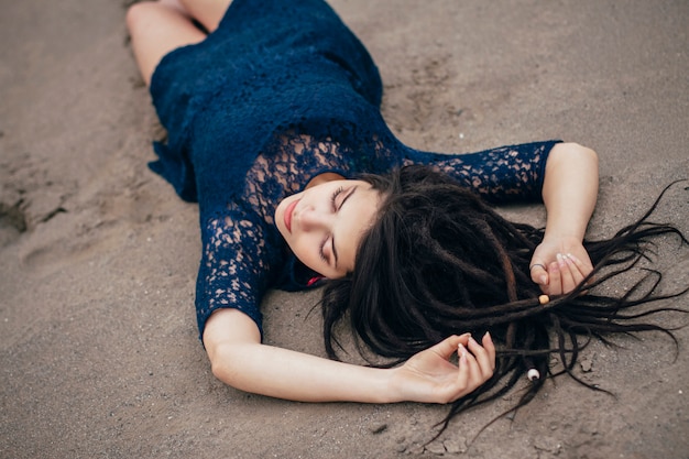 Portrait de mode de vie d&#39;une femme brune sur le sable