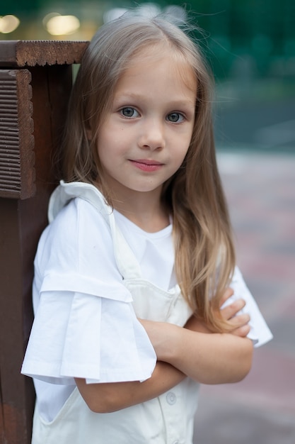 Portrait de mode de vie heureux d'une belle jeune fille modèle avec un doux sourire