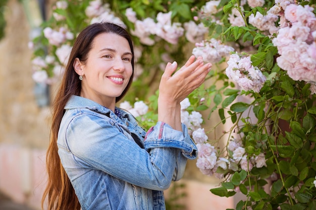 Portrait de mode de vie d'une jeune femme élégante séjournant dans la rue dans la vieille ville