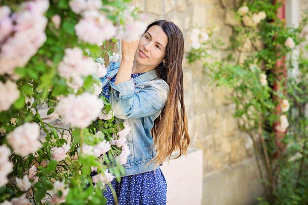 Portrait de mode de vie d'une jeune femme élégante séjournant dans la rue dans la vieille ville