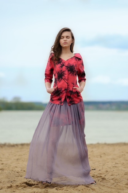 Portrait de mode de vie d'une jeune femme sur la plage