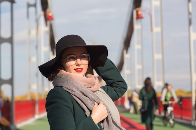 Portrait de mode de vie d'un mannequin brune romantique marchant dans la ville, vêtu d'une tenue à la mode