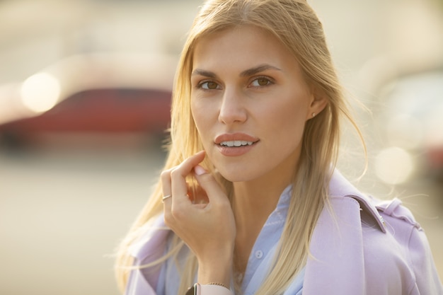 Portrait de mode de vie en plein air d'heureuse superbe fille blonde.