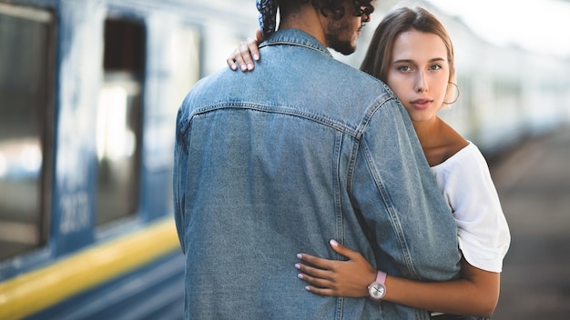 Portrait de mode de vie en plein air d'un jeune couple aimant dans la vieille ville dans la rue