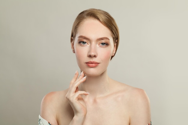 Portrait d'un modèle en bonne santé à la peau claire sur fond blanc