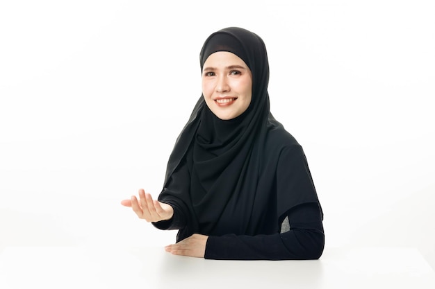 Portrait de modèle de femme islamique souriant et posant sur fond blanc isolé Jolie fille musulmane