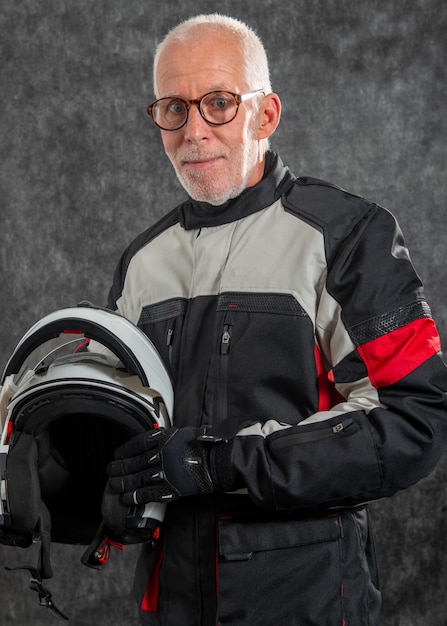 Portrait d'un motard senior avec casque