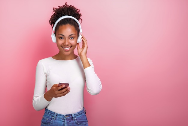 Portrait, mulâtre, fille, écouteurs, tenue, téléphone portable, regarder appareil-photo