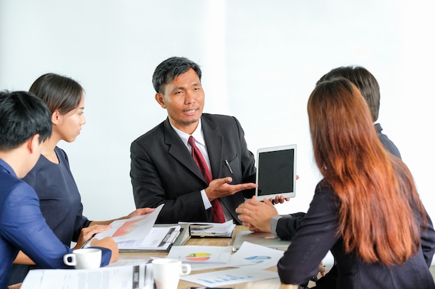 Portrait, de, multiracial, hommes affaires, brainstorming, dans, réunion