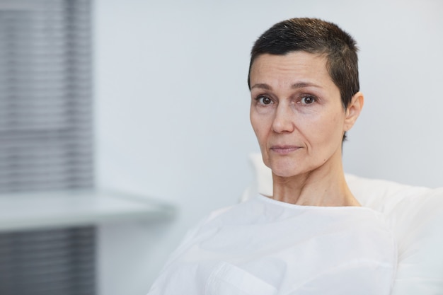 portrait, de, mûr femme, regarder appareil-photo, séance, à, hôpital