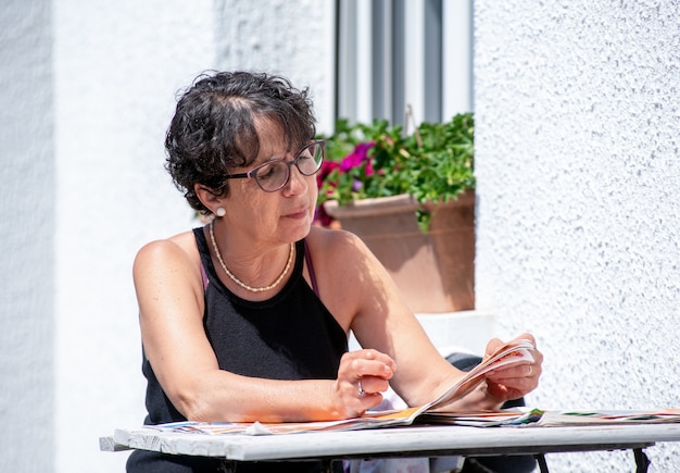 Portrait, mûrir, femme, lecture, magazine, jardin