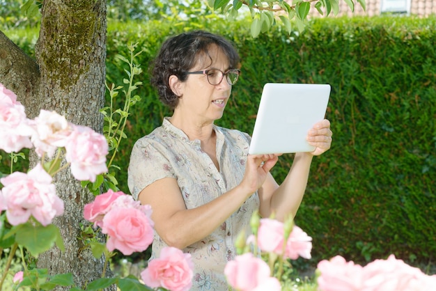 Portrait, mûrir, femme, tablette, extérieur