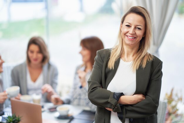 portrait, de, mûrir, jeune, femme affaires, dans, restaurant