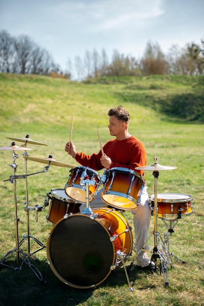 Portrait d'un musicien jouant d'un instrument de percussion pour la journée mondiale de la musique